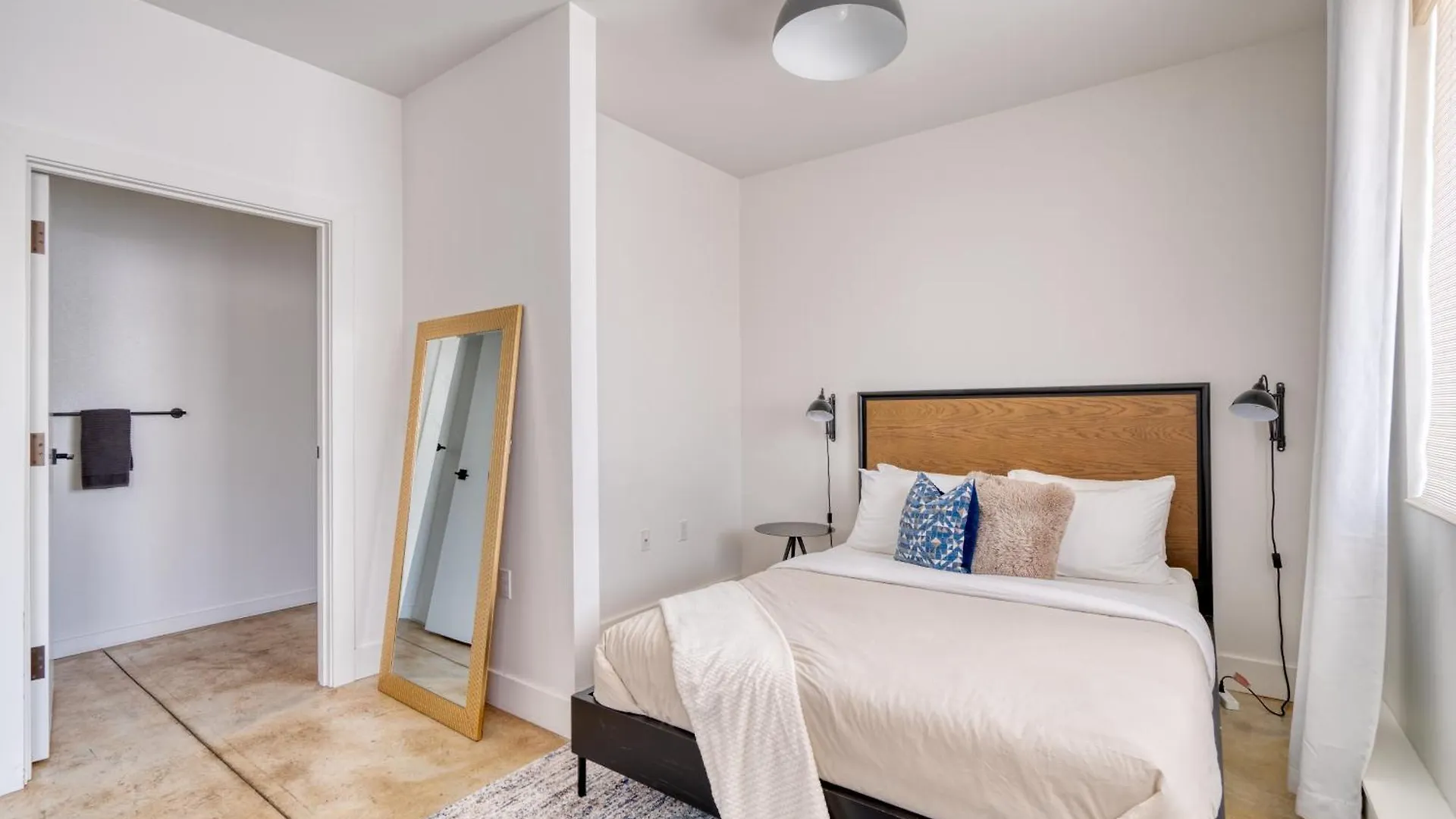 Holiday home Stay Portland Collection - Studio Bliss- Dual-Queen Stay In Vibrant Alberta United States